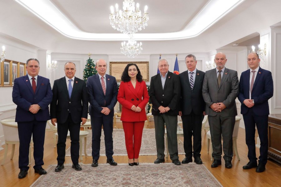 Presidentja e Kosovës pret në një takim të veçantë pune delegacionin e Këshillit të Ambasadorëve Shqiptarë