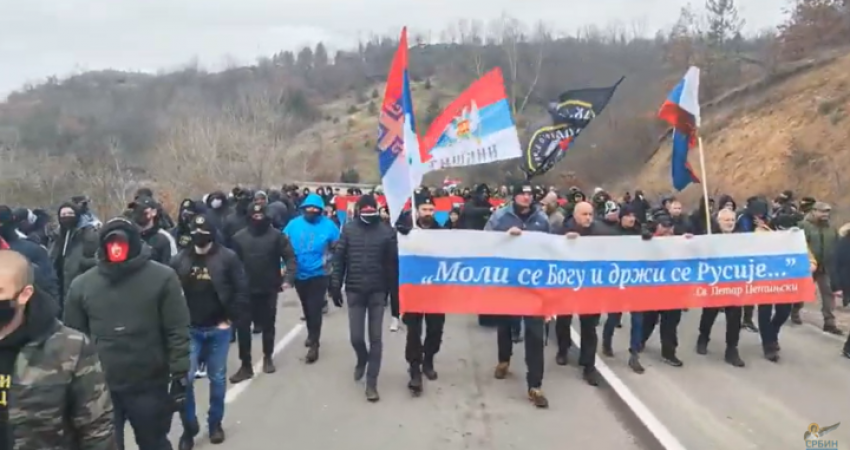 Nisë protesta në anën serbe në Jarinjë, ekstremistë të maskuar në turmë