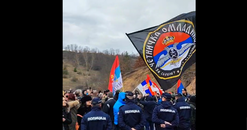 Ish-deputeti serb hynë “live” nga protesta në pikën kufitare në Jarinje