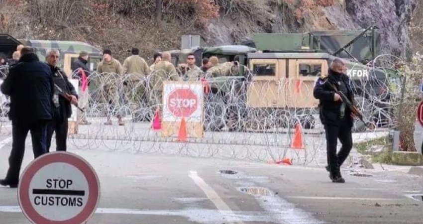 Policët ende të bllokuar në kufi me Serbinë, por kanë ushqim dhe rroba