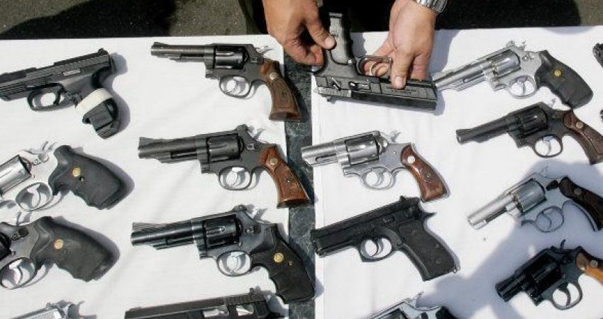 Numër i madh i armëve ilegale në Kosovë, ekspertët kërkojnë aksione për grumbullim