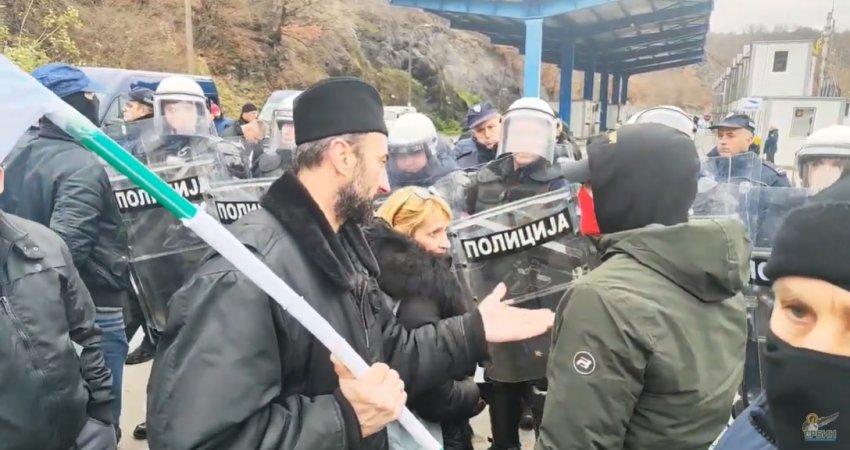 Serbët në kufi në Jarinjë po kërkojnë kthimin në Kosovë