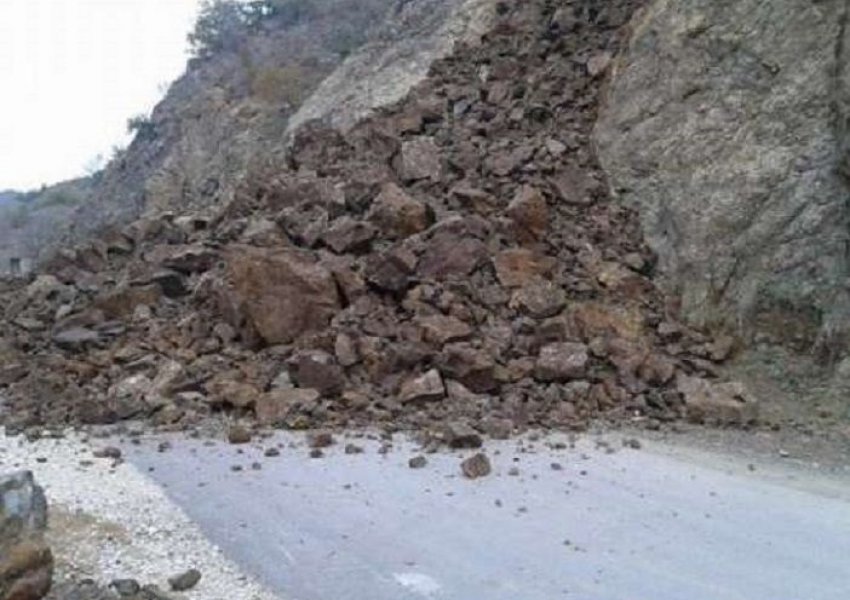 Bllokohet aksi Kukës-Shishtavec: Rrëshqitje masive dheu dhe gurësh