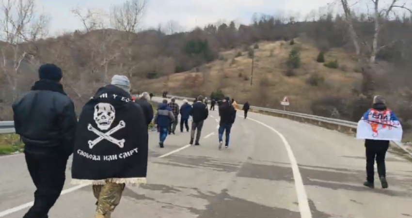 Serbët që protestuan afër kufirit kthehen në shtëpi