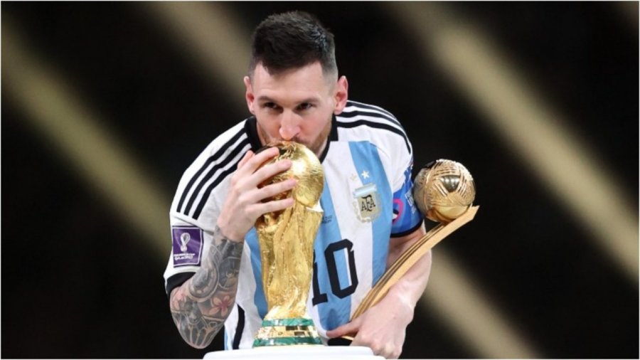 Një alien me top futbolli në këmbë, të gjithë trofetë e fituar nga Lionel Messi, i mungonte vetëm Botërori