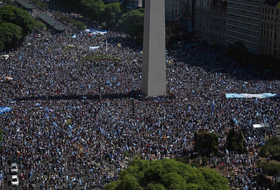 VIDEO/ Festë e çmendur në Buenos Aires, shikoni çfarë ndodh pas triumfit të Argjentinës në finalen e Botërorit