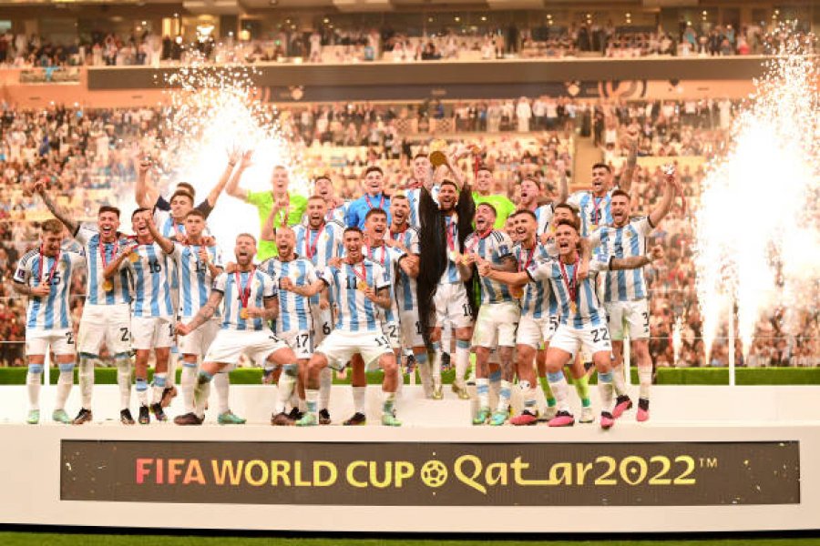 VIDEO/ Ëndrra bëhet realitet, momenti kur Messi ngre Kupën e Botës në qiellin e Katarit