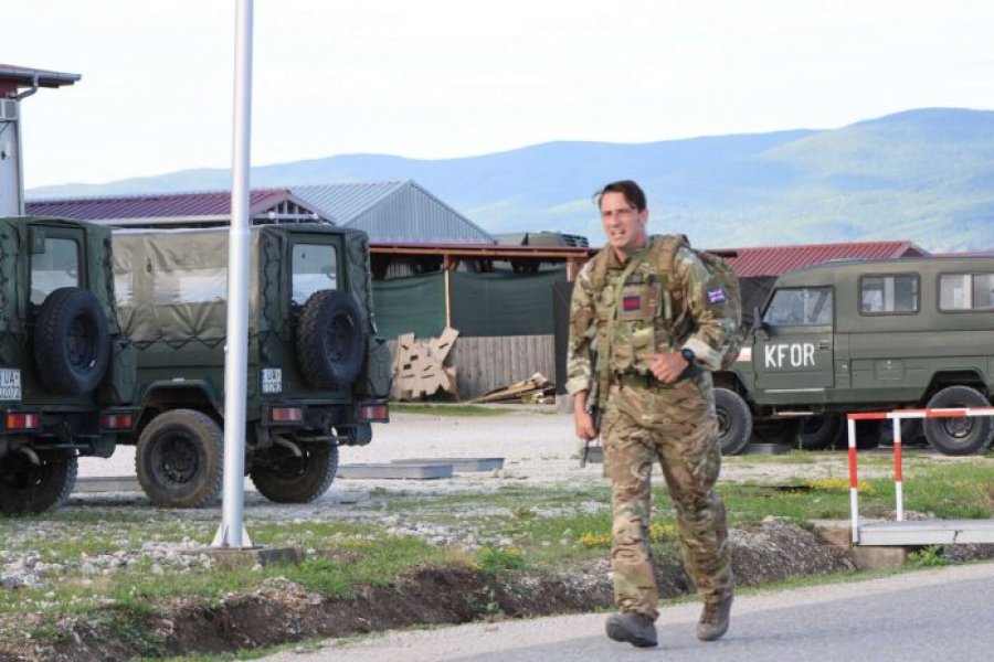 Gazeta greke i hedh 'benzinë' zjarrit: Britania e furnizon Kosovën me raketa portative dhe tanke