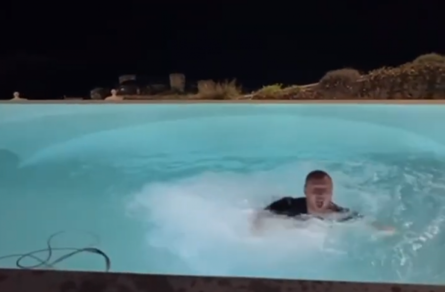 VIDEO/ Cassano hidhet në pishinë nga gëzimi që Messi u shpall kampion bote