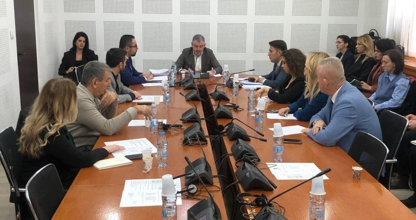 Konstituuohet komisioni për Vettingun – Sfidë do të jetë sigurimi i votave nga Lista Serbe