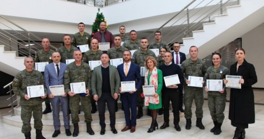 Mehaj dekoroi me medalje e mirënjohje ushtarakët dhe zyrtarët më të dalluar të vitit 2022