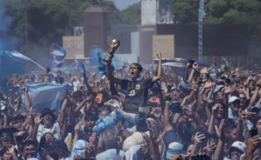 Po festonte në rrugët e Argjentinës fitoren e Kupës së Botës, tifozi mbytet nga flamuri i kombit të tij