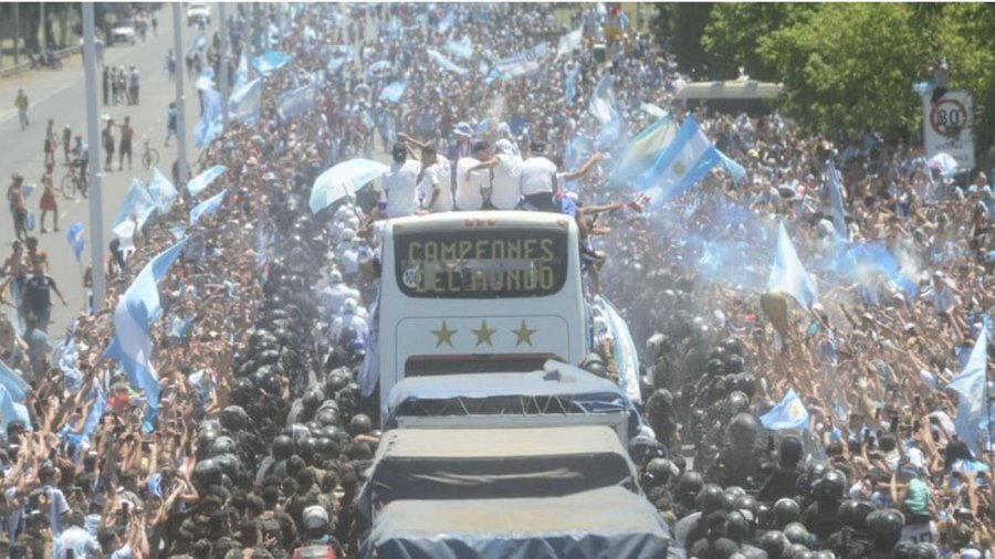 Miliona argjentinas dalin të festojnë, autobusi me kampionët e Botës ndryshon destinacion  
