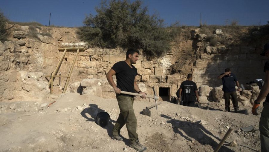 Arkeologët izraelitë po rigërmojnë varrin e mamisë së Jezusit