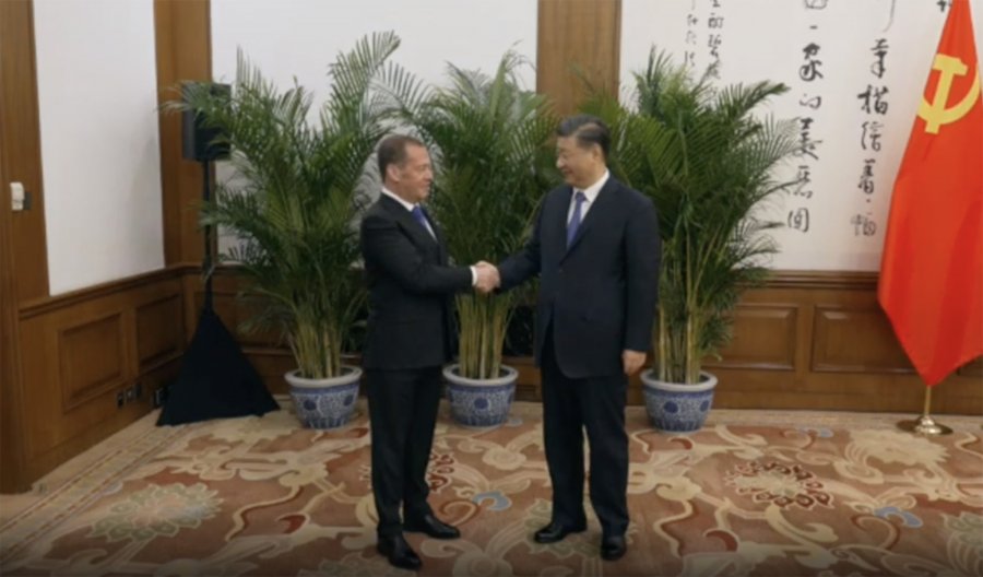 Udhëheqësi kinez Xi Jinping takohet me Medvedev në Pekin