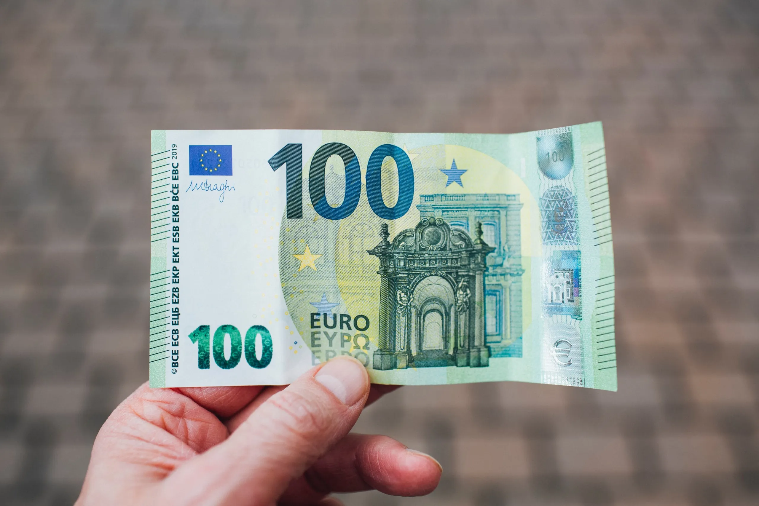 Euro shënon rritje të fortë në kursin e këmbimit me Lekun 