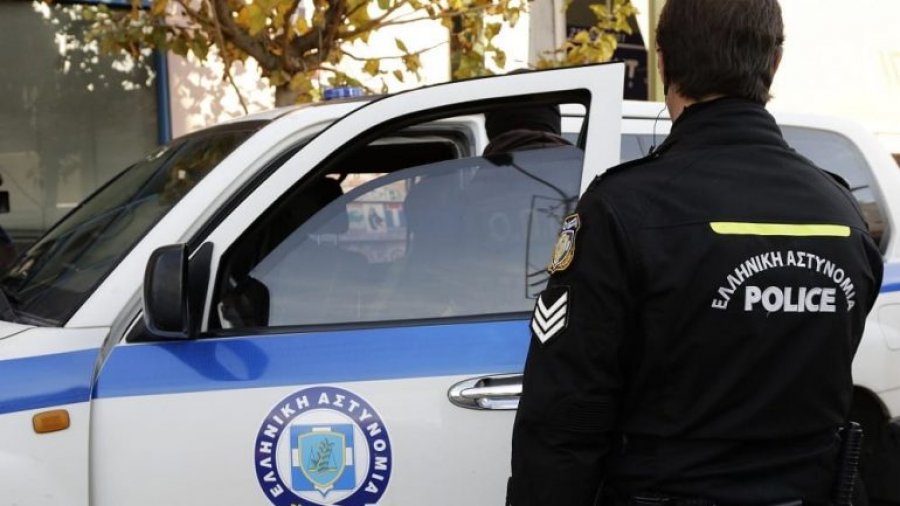 Nuk iu bindën urdhërit të policisë për të ndaluar, prangosen 3 shqiptarë në Greqi! Gjatë kontrolleve u gjet një sasi…