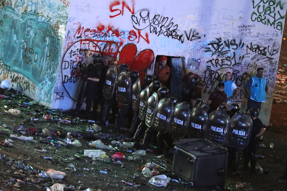 Kaos në fund të festës në Buenos Aires: Përplasje e ashpër mes policisë dhe tifozëve, ka edhe të vdekur