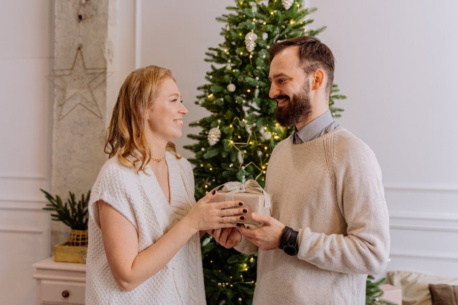 Çfarë t’i dhuroni partnerit për Krishtlindje?