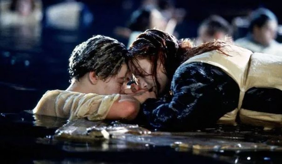 Fajsuan peshën e trupit të Rose për vdekjen e Jack tek ‘Titanic’, regjisori i filmit vjen me një eksperiment shkencor: Ai duhet të vdiste patjetër… 