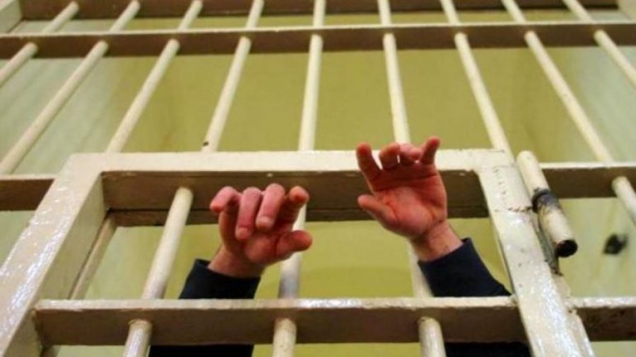 Tensione në burgun e Pizës, të dënuarit i vënë flakën, shqiptarët përleshën me të burgosur nga Magrebi