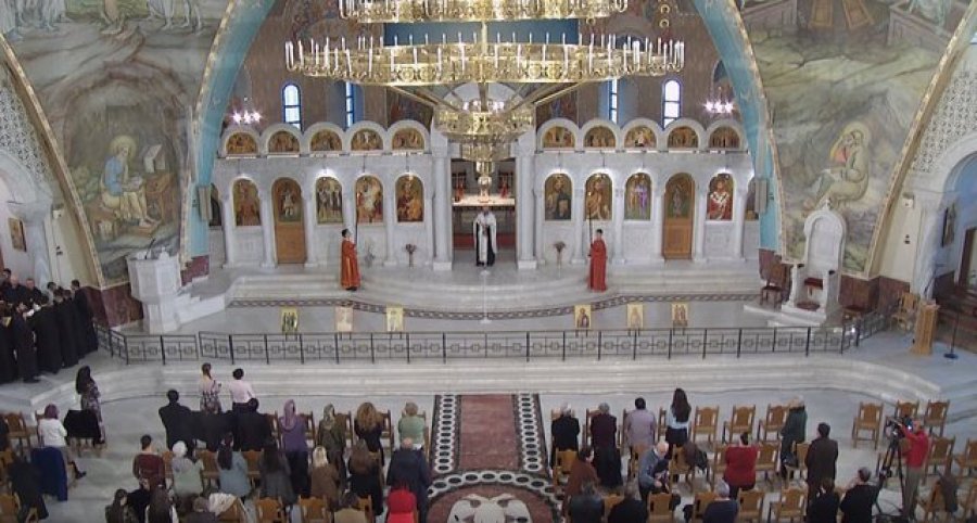 Mesha e Krishtlindjeve në Katedralen Ortodokse, besimtarët luten për më shumë paqe e mirësi