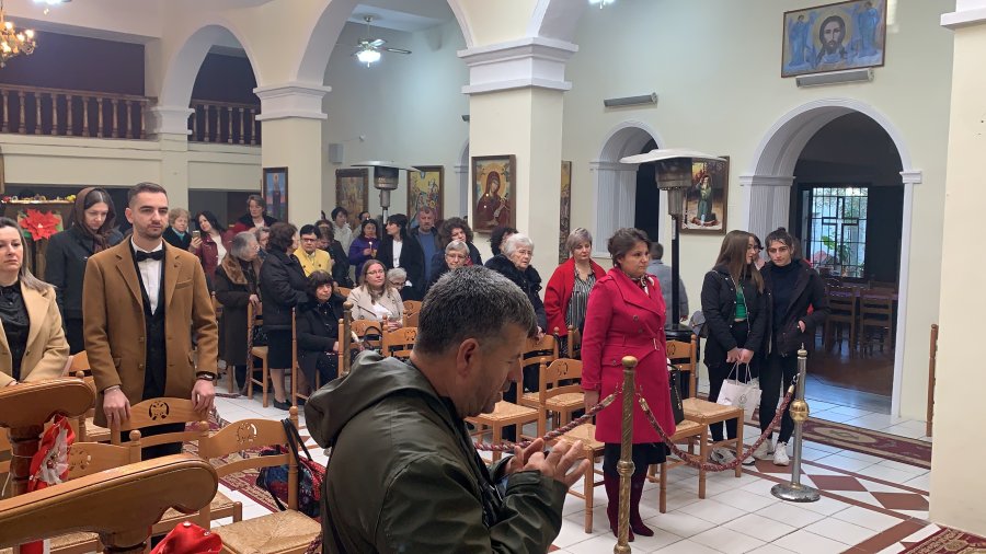 Kremtohet Krishtlindja edhe në Vlore/ Besimtarët mblidhen në kishën 'Shen Theodori'
