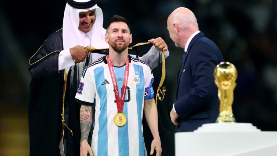 Ofrohen 1 milionë dollarë për mantelin e veçantë që veshi Messi në Katar
