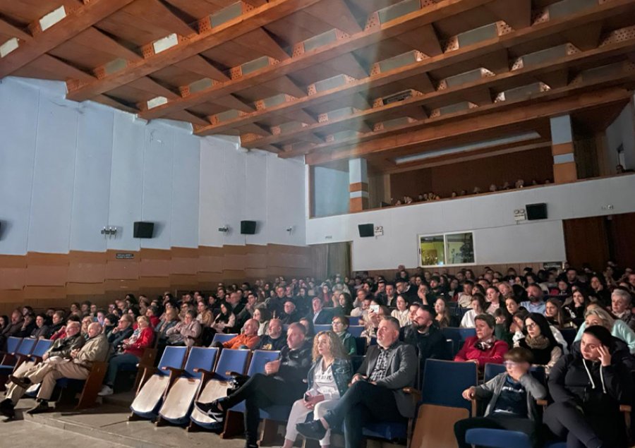 Teatri Shëtitës 'Çajupi' pa godinë, por është skena e parë e vendit