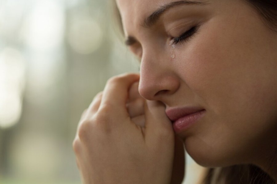 Pesë problemet shëndetësore që mund t’i zgjidhni duke qarë