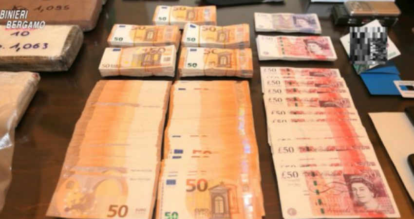Kjo është shuma e parave që morën dy të dyshuarit të cilët u arrestuan nga Policia pasi i ftoi Hoxhiq