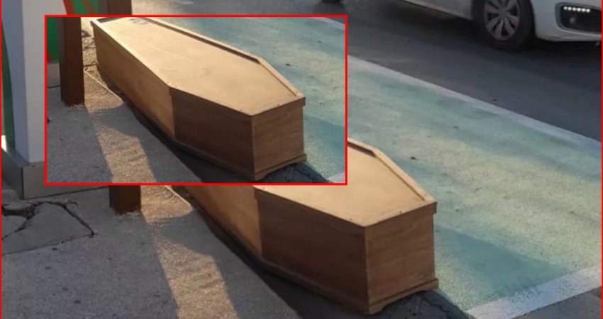 E tmerrshme: Për t’i fituar 20 euro, vushtrriasi pranon të futet në arkivol në mesnatë (Foto) 