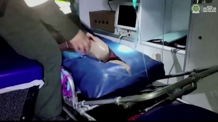 Policia kolumbiane sekuestron 118 kg kokainë, në ambulancën e pacientit me Covid