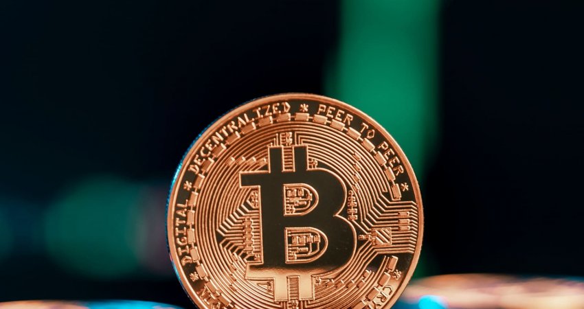 Pas një muaji rekord, Bitcoin është sërish në rënie