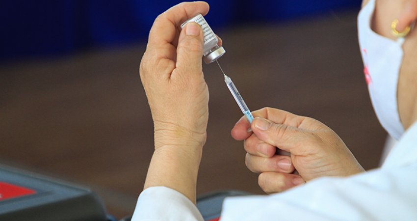 Personat mbi 50 vjeç mund të vaksinohen me dozën e katërt