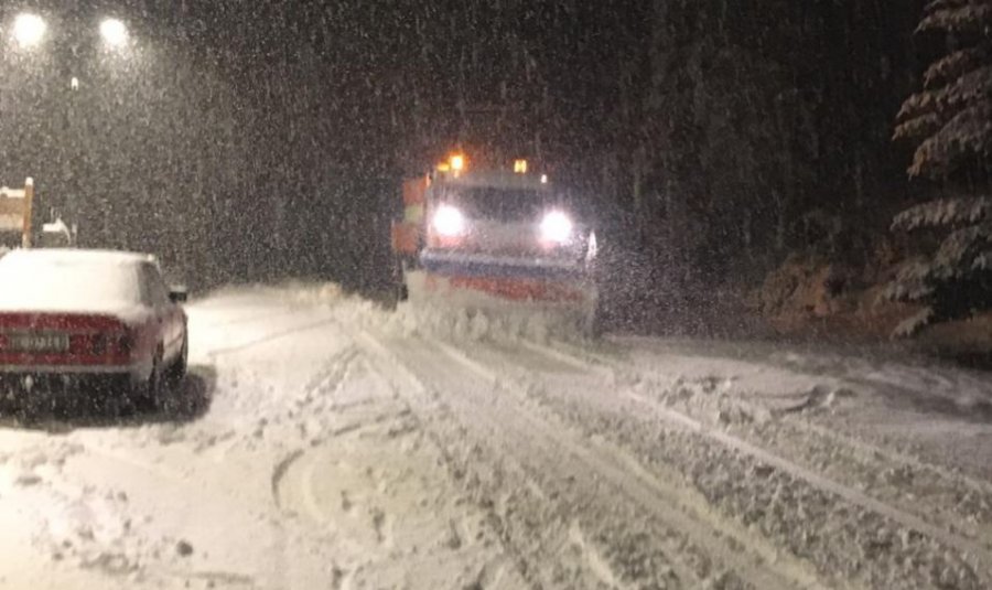 VIDEO/ Rinisin reshjet e borës, ja si paraqitet rruga Qafë Thanë - Pogradec