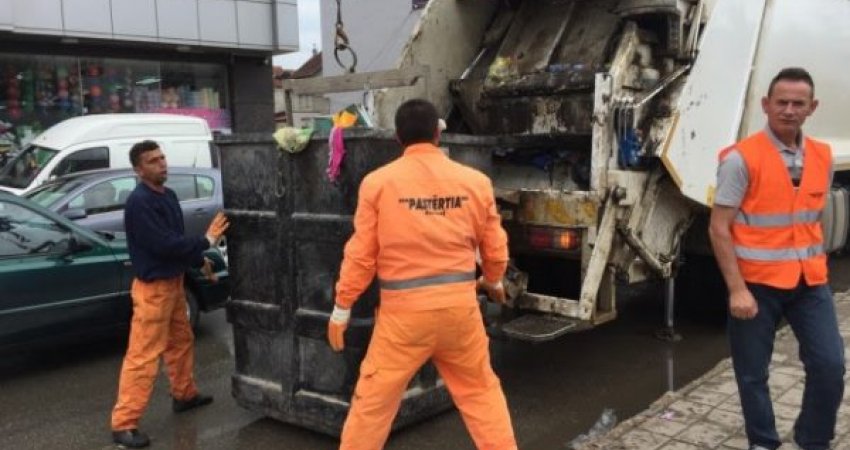 Mungojnë kontenjerët, mbeturinat mbulojnë rrugët