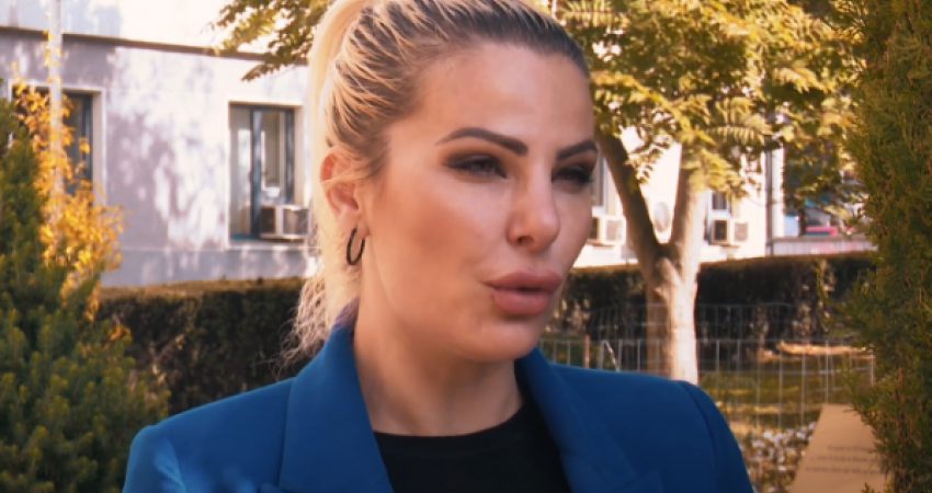 Deputetja kosovare thotë se vajzat myslimane s'dinë të jetojnë pa shami