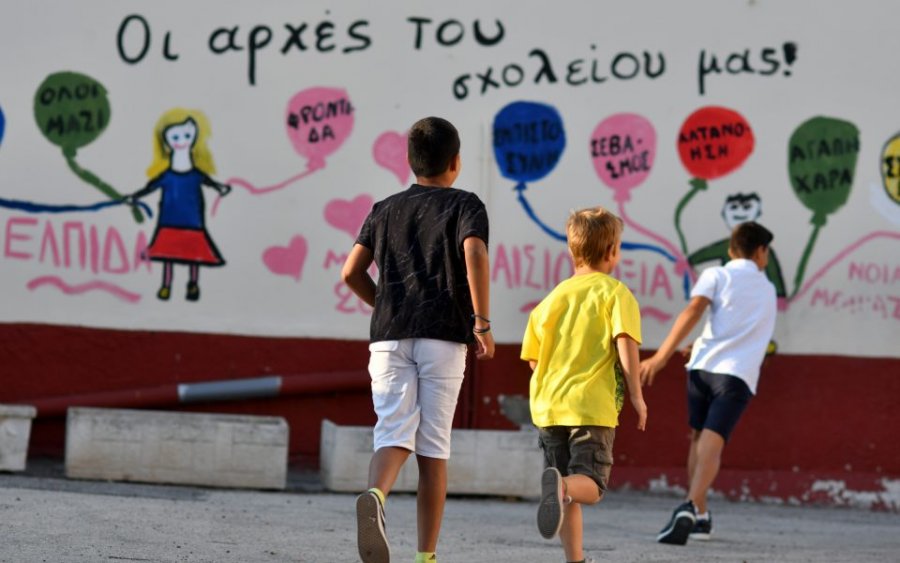Fëmijë nga 94 shtete në Greqi, shumica dërrmuese shqiptarë: 15 mijë në shkollat fillore dhe të mesme sot