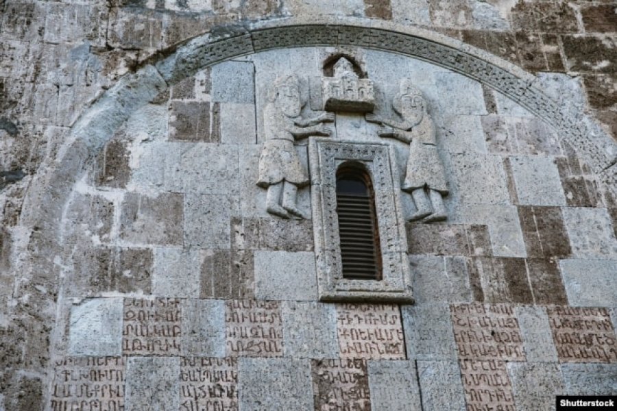 'Tempujt e armenizuar shqiptarë' në rrezik nga Azerbajxhani