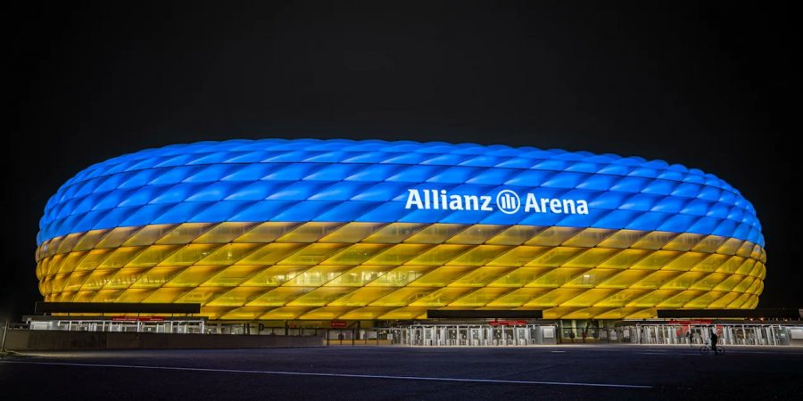 Dy stadiume mitike me ngjyrat e Ukrainës: Wembley dhe Allianz Arena ndriçojnë në të verdhë dhe blu