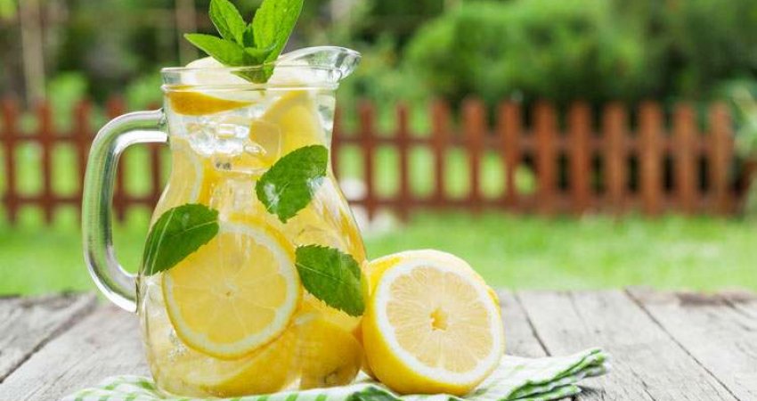Konsumimi i ujit me limon në mëngjes, i shëndetshëm