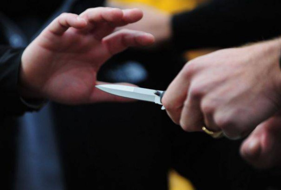 Qëlloi me thikë një person, arrestohet 27 vjeçari në Lushnje
