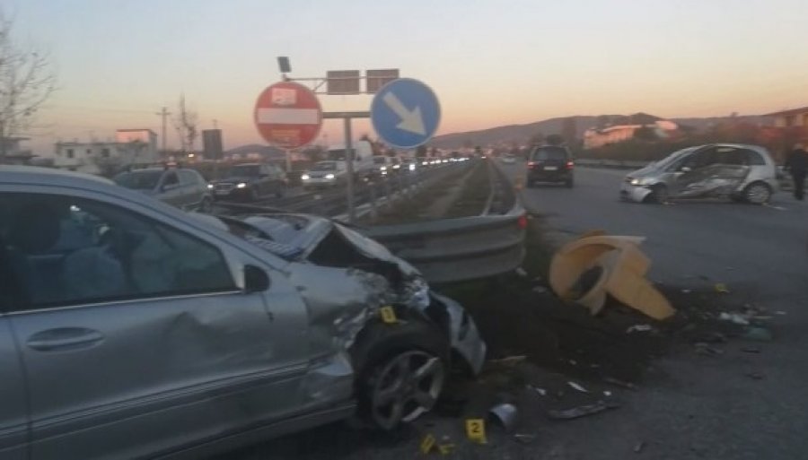 VIDEO/ Aksident në Lushnje, 'Benzi' përplaset me 'Opel'-in, tre të plagosur, njëri rëndë
