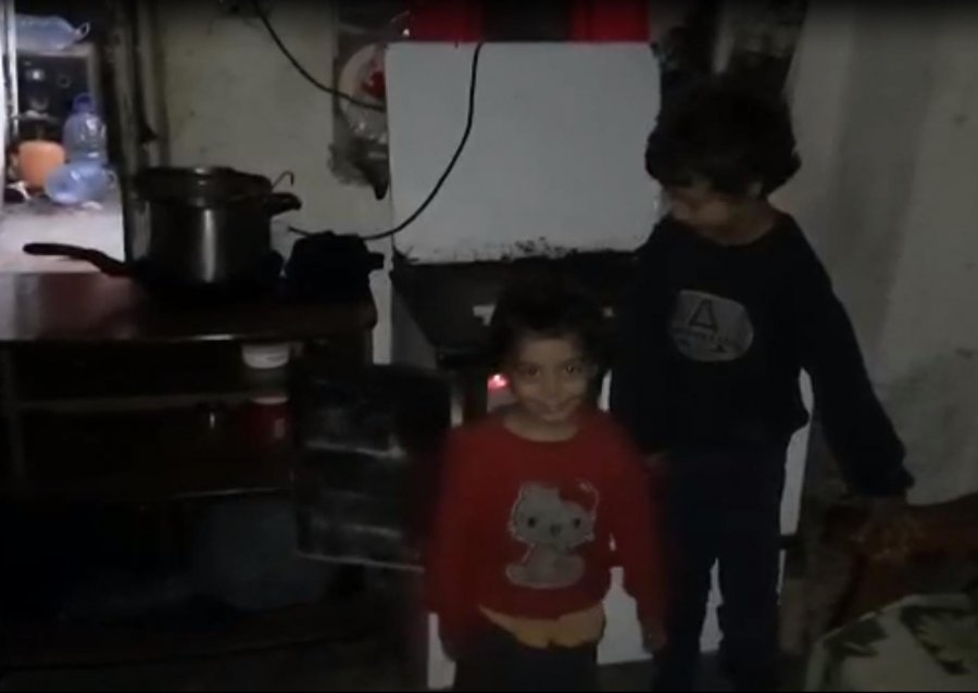 VIDEO/ Ai do ta hajë bukën me hi sa të ikim ne! - 'Syri' në kasollen e Beratit, ku fëmijët s'kanë as ilaçe