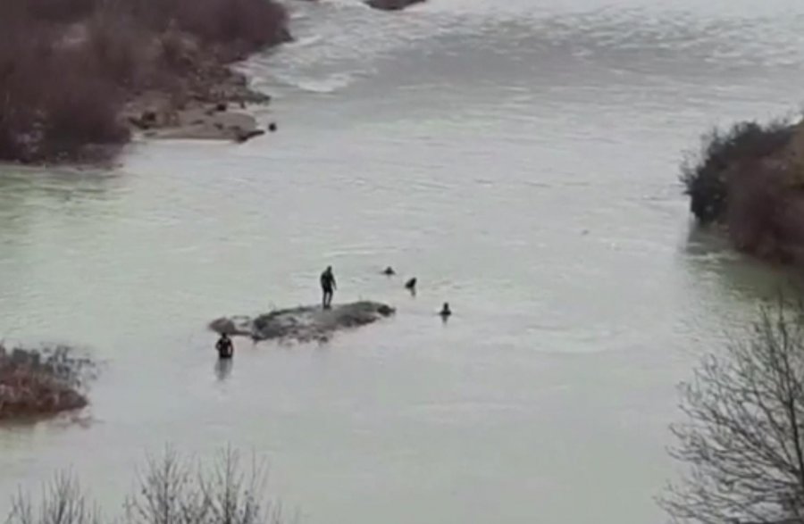 VIDEO/ Familja dibrane vazhdon kërkimet në lumin Drin për  trupin e 43-vjeçarit, tetë ditë i zhdukur