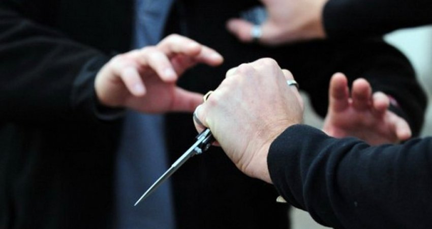 20-vjeçari nga Prizreni gjendet i përgjakur në veturë, u ther disa herë me thikë