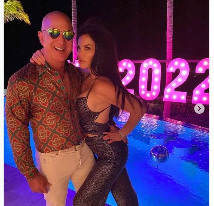 Jeff Bezos feston Vitin e Ri me të dashurën e tij Lauren dhe ish të fejuarin e saj