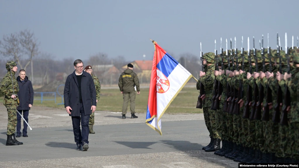 REL/ Serbia i bën karshillik NATO-s, Vuçiçi lavdërohet me armë të reja të blera nga Rusia