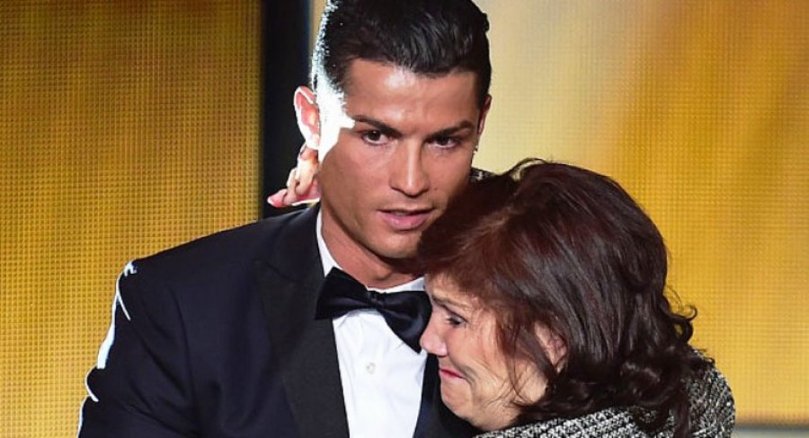 VIDEO/ Një urim i veçantë, nëna e Ronaldos nuk i përmban lotët teksa...